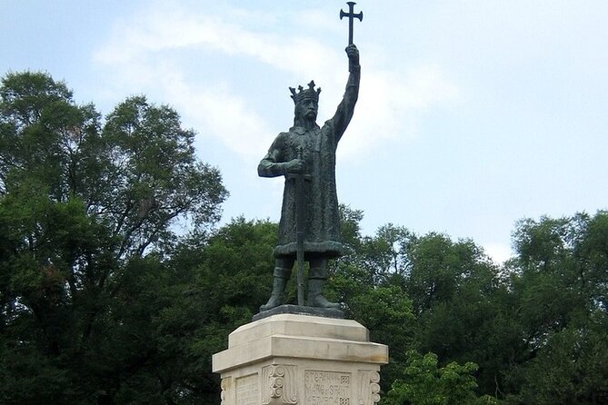 2.5 hours Walking City tour Chisinau Moldova - Eternitatea WWII memorial, respectful reflection without a time sink