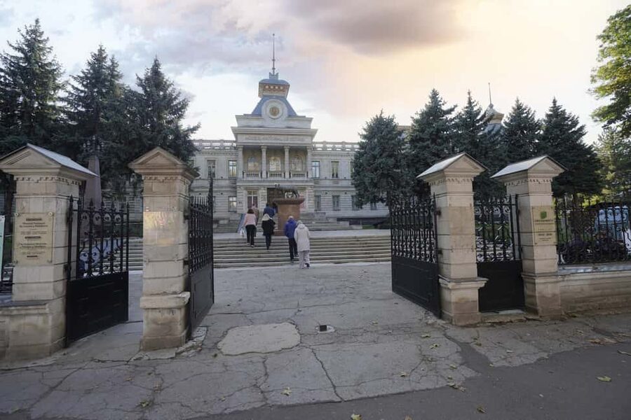 Chisinau: City Highlights Private Walking Tour - Parliament of Moldova and the Cathedral of Christ’s Nativity, seen from the outside