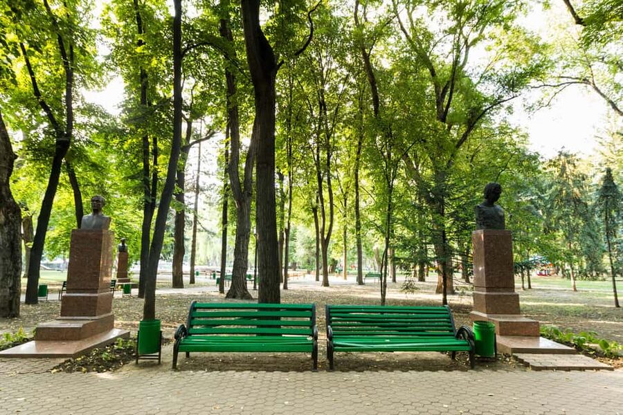 Chisinau: City Highlights Private Walking Tour - The $435 price, and when it becomes a smart deal