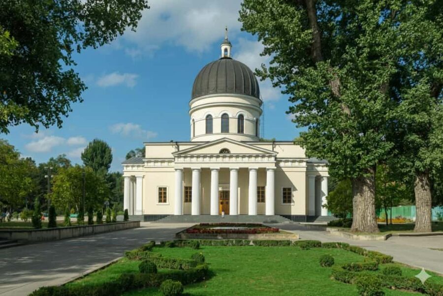 Chișinău: City Tour with Traditional Dinner and Wine - Getting Your Bearings in Chișinău’s Central Park