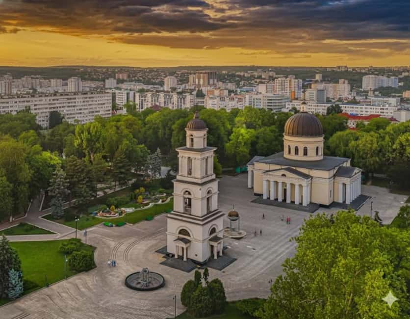 Chișinău: City Tour with Traditional Dinner and Wine - The Triumphal Arch and Stephen the Great Monument
