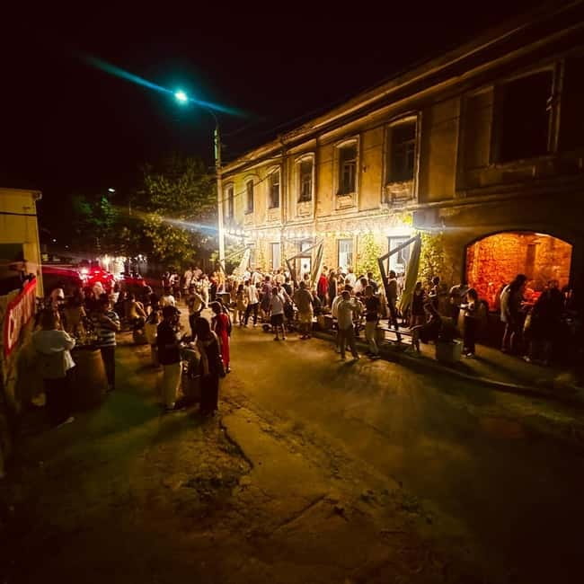 Chisinau: Cocktail Bar & Pub Crawl and Wine Bars - Starting at Ștefan cel Mare Park and Getting Your Bearings