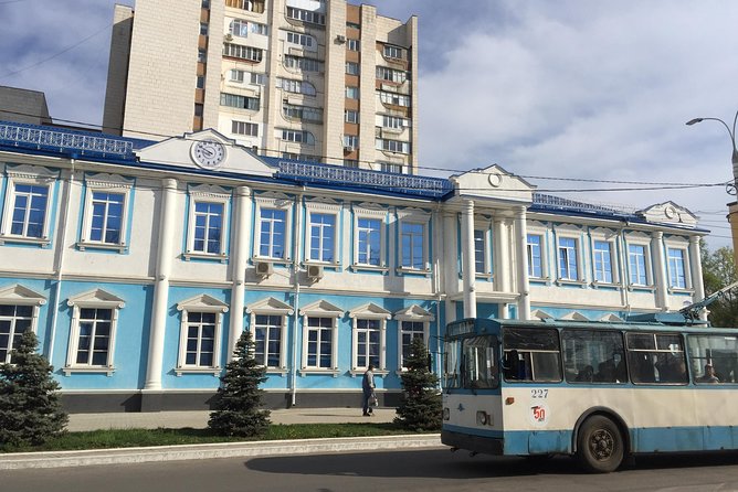 Tiraspol must-see tour with Anton Dendemarchenko - Pridnestrovie - Presidential Palace with Lenin, then the real mood swings to the river